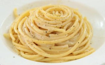 สปาเกตตีชีสและพริกไทยดำ